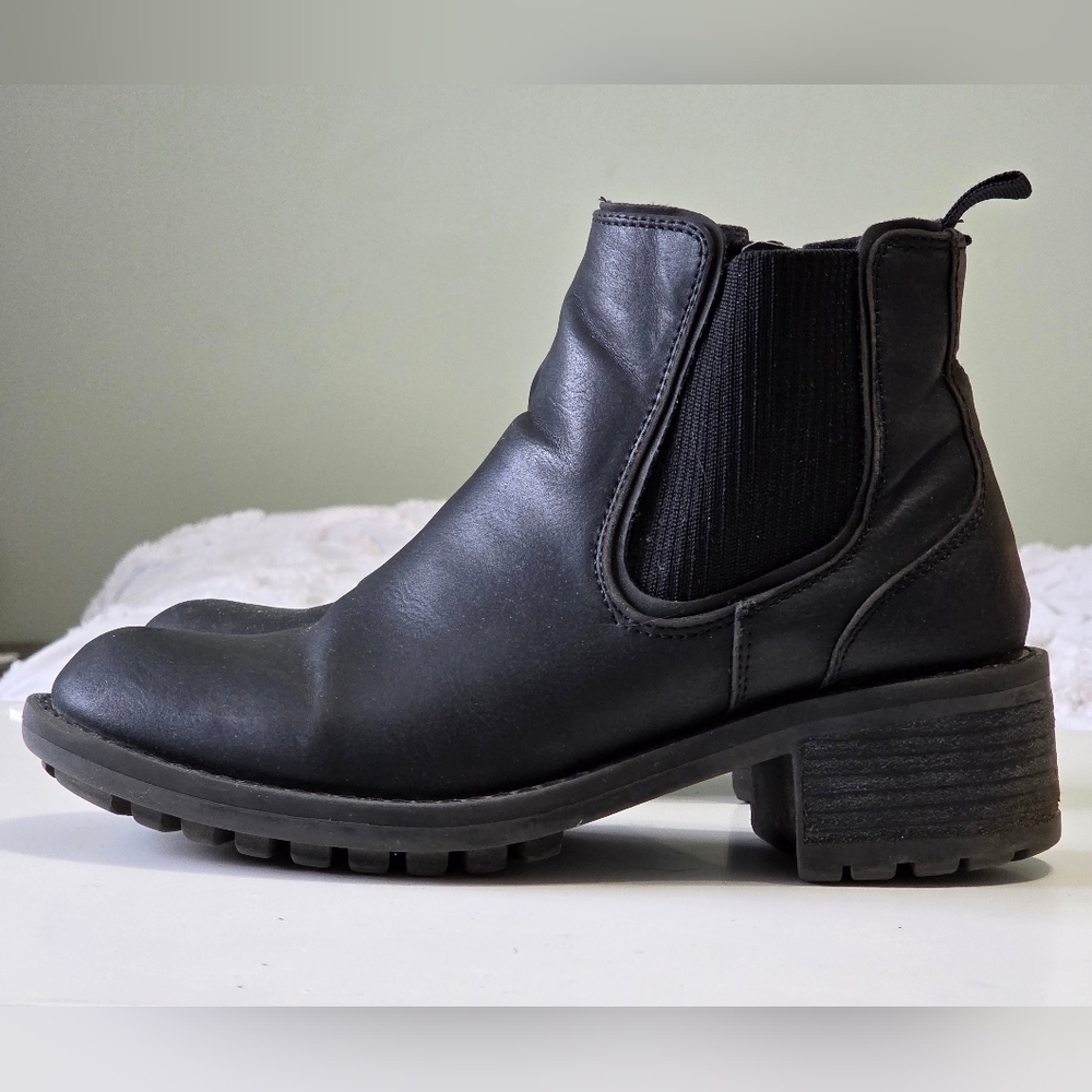 Softmoc Black Chelsea Boot US 7/37 Inside Zip Elastic Utility Streetwear